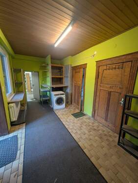 Flur mit Zugang zu allen Räumen - 