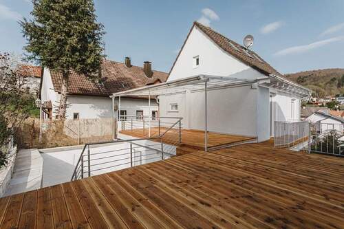 Aussenansicht mit Terrasse - 2021 saniertes Einfamilienhaus in LahrBurgheim nahe Klinikum