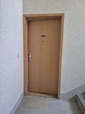 Wohnungseingangstür - 3 Zimmer Etagenwohnung in Dresden
