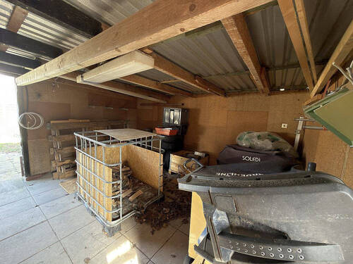 Abstellfläche, z.B. Brennholzlager - 