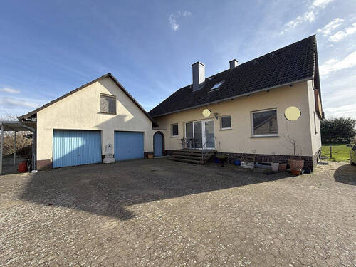 Hausansicht mit Garagen - Großzügiges Zweifamilienhaus in Hille-Nordhemmern