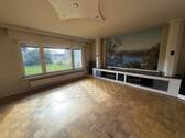 Helles Wohnzimmer mit Parkettboden - 5 Zimmer Mehrfamilienhaus, Wohnhaus in Hille
