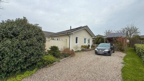 Haus mit Auffahrt - 