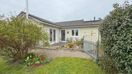 Ansicht Haus und Terrasse - 3 Zimmer Bungalow in Grundhof