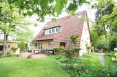Bild - Topzentral gelegenes, modernisiertes Wohnhaus mit Garage, Keller und idyllischem Garten