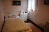 KLEINES SCHLAFZIMMER / BREITERES BETT MÖGLICH - 