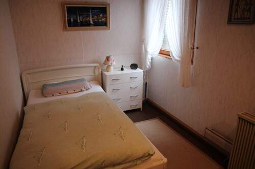 KLEINES SCHLAFZIMMER / BREITERES BETT MÖGLICH - 