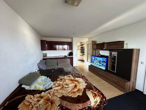 Wohnzimmer 1 - Provisionsfrei: Charmante 2-Zimmer-Wohnung mit Stellplätzen in Toplage von Erding-Klettham