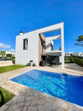 Pool mit neuer Umrandung - Tolles Einfamilienhaus mit Pool - 3 Schlafzimmer, 3 Bäder in ruhiger Lage