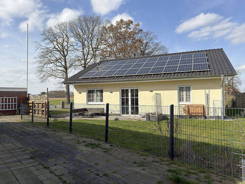 Hausansicht mit Terrasse - 