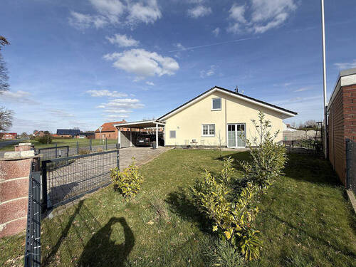 Giebelansicht von Straße - 