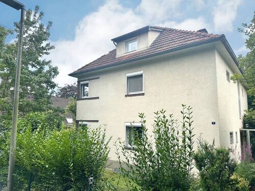 Hausansicht - Charmante Erdgeschosswohnung mit kleinem Wintergarten und eigenem Gartenteil