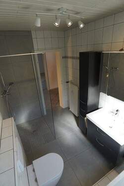 Badezimmer - Mehrfamilienhaus, Wohnhaus mit 200,00 m² in Bergisch Gladbach zum Kaufen