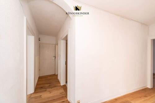 Eingangsbereich mit charmantem Rundbogen – das verbindende Element der Wohnung - 4 Zimmer Etagenwohnung zum Kaufen in Pforzheim