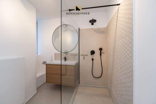 bodentiefer Dusche, schwarze Armaturen und strukturierte Fliesen -ein Hingucker - 