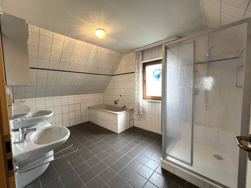 Badezimmer mit Dusche und Badewanne - 