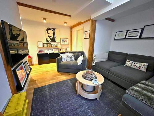 Blick ins Wohnzimmer - Saniertes Haus für die Familie!