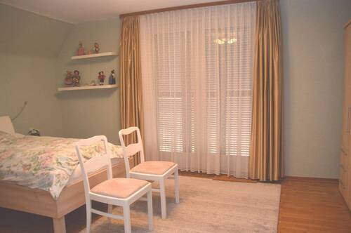 Schlafzimmer im Obergeschoss mit Balkon - 
