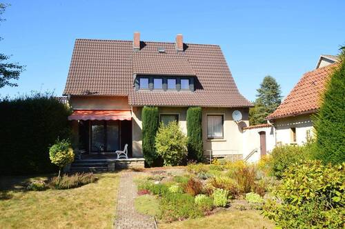 Blick vom Garten auf das Haus - 