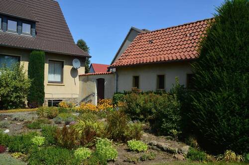 Blick auf die Garage - 5 Zimmer Einfamilienhaus zum Kaufen in Pattensen