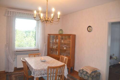 Esszimmer mit Durchgang zum Wohnbereich - 