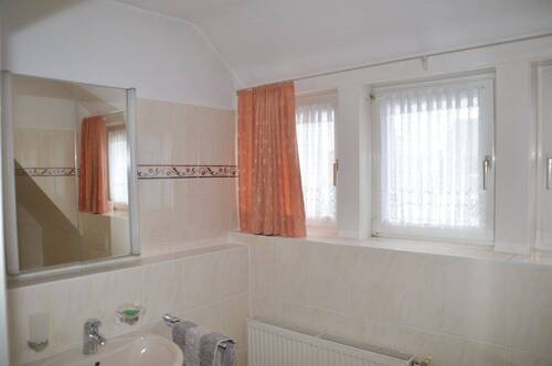 Teilansicht Badezimmer im Obergeschoss - 