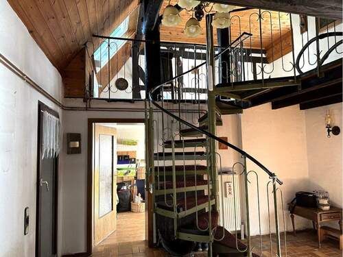 Esszimmer mit Treppe zur Galerie - 