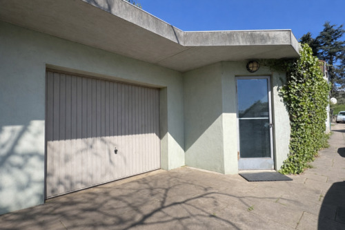 mit eigenem Partyraum und anschließender massiver Garage - 