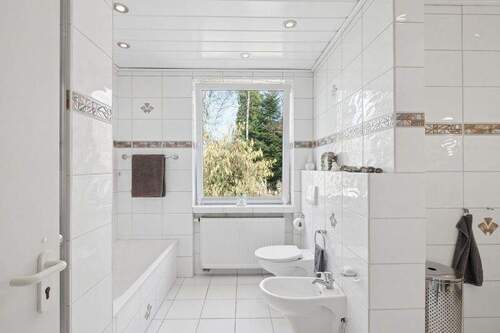 Vollbad mit Wanne und Dusche - 