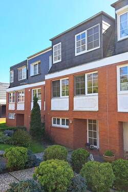 Ansicht von vorne - Großzügiges Reihenhaus in ruhiger Wohnlage !