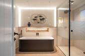 Bad mit Dusche & Wanne - 
