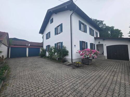 Außenansicht - Charmantes 2-Familienhaus in Frasdorf - Zwei Wohneinheiten und viel Entwicklungspotenzial