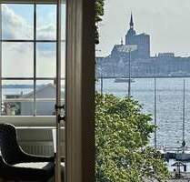 Rügen - Nähe Stralsund - 3 Zi. FeWo mit Seeblick u. der Skyline von Stralsund - Wohnen auf Zeit - Altefähr
