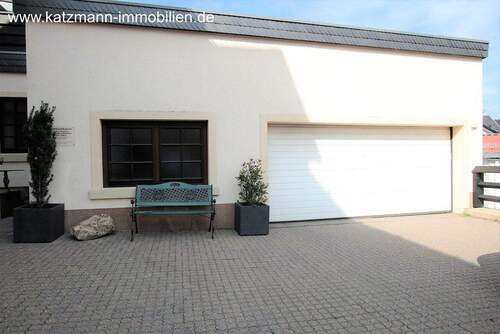 reichlich Platz für Stellplätze /weiterer öffentl. Parkplatz in der Nähe vor der Garage - 