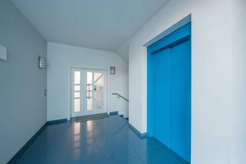 Büroeingang mit Aufzug - 