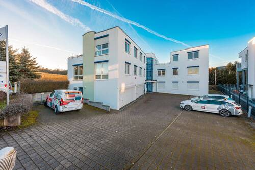 Ansicht Süd mit Stellplätzen - 7 Zimmer Büro zum Kaufen in Remseck am Neckar / Neckargröningen