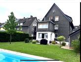 Garten Ansicht - Freistehendes Mehrfamilienhaus mit großem Garten, Pool und barrierefreiem Zugang