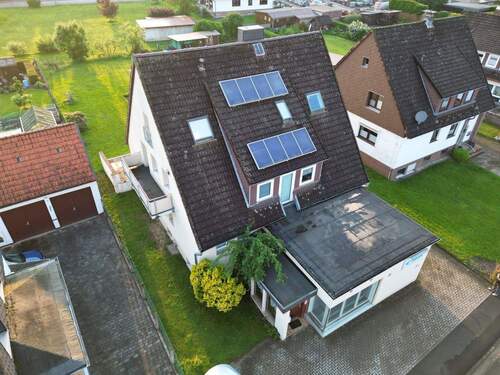 Luftaufnahme Straßenseite - Zweifamilienhaus mit ELW und Gewerbeoption in Eisdorf - ruhig, flexibel, familienfreundlich