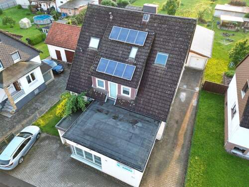 Luftaufnahme Straßenseite - 1 Zimmer Mehrfamilienhaus, Wohnhaus zum Kaufen in Eisdorf