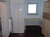 Platz für Tisch und Schrank - 