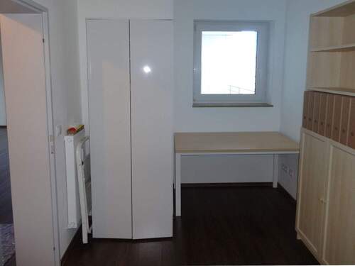 Platz für Tisch und Schrank - 