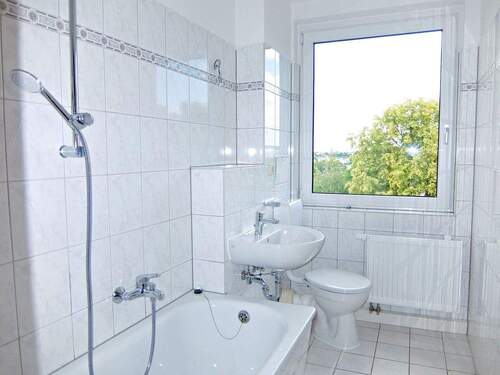Beispielbild Bad mit Wanne - 3 Zimmer Etagenwohnung zur Miete in Chemnitz