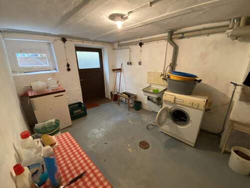 Waschküche mit Ausgang zum Garten - 