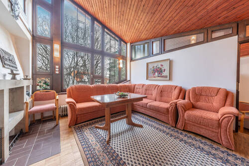 Ein helles Wohnzimmer mit Kamin - 