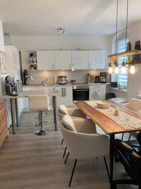 moderne Einbauküche mit Hochglanzfronten - Hochwertige Wohnung in bevorzugter Lage