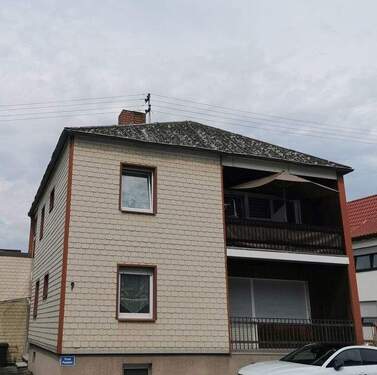 Strassenseite mit Balkonen G9 - 
