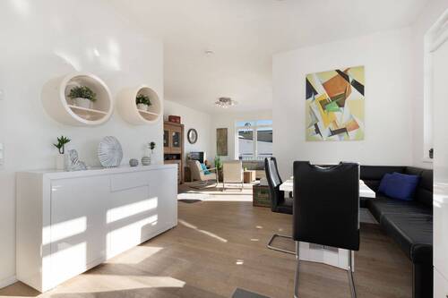 Der Blick ins offene, helle Wohnzimmer - 