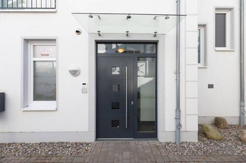 Die moderne Haustür mit Überdachung - 3 Zimmer Etagenwohnung in Sellin