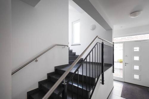 Der qualitätsvolle Treppenaufgang - Etagenwohnung mit 85,00 m² in Sellin zum Kaufen