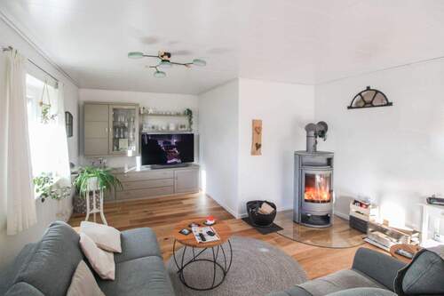 Wohnzimmer mit Kaminofen - 4 Zimmer Einfamilienhaus zum Kaufen in Munkbrarup